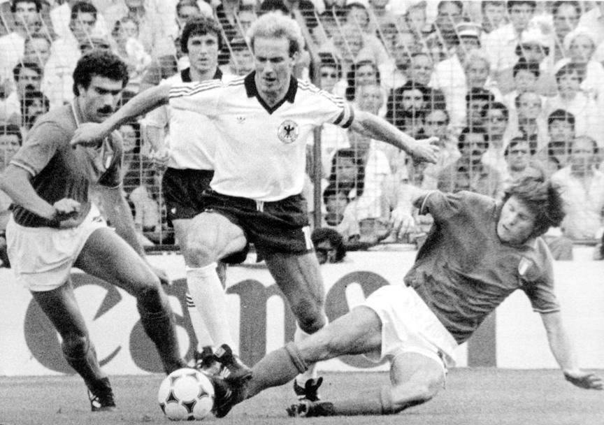 11 luglio 1982. Nella finale del campionato del Mondo vinta dall&#39;Italia contro la Germania Ovest per 3-1, Rummenigge  marcato da Beppe Bergomi. A destra Oriali lo anticipa.
